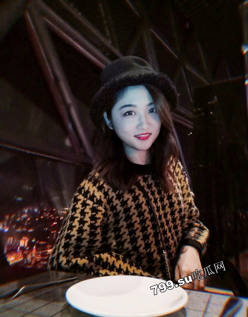 【高端泄密】胡子哥 爆操 上海交通大学研究生 梁惠敏 膝盖都破了-12