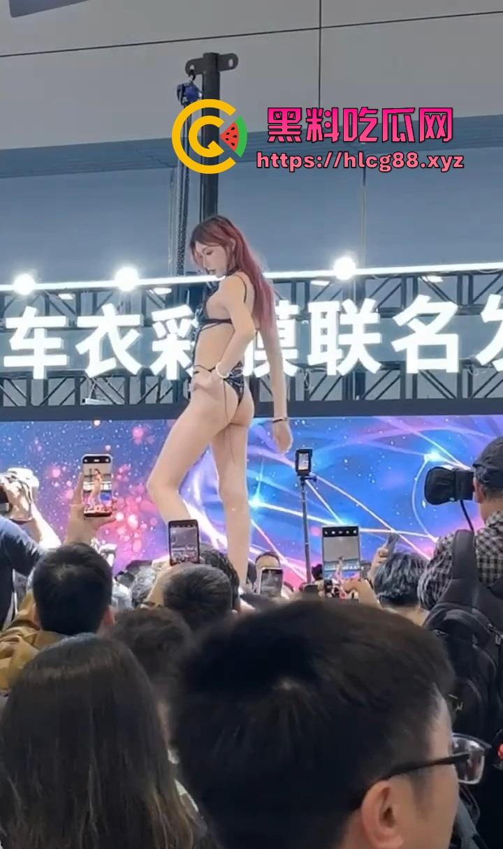 2025深圳改装车展淫窟炸街，车模骚蹄浪肉分叉，恶俗出圈鸡巴比车都硬，看车还是看人这是一个问题？-2