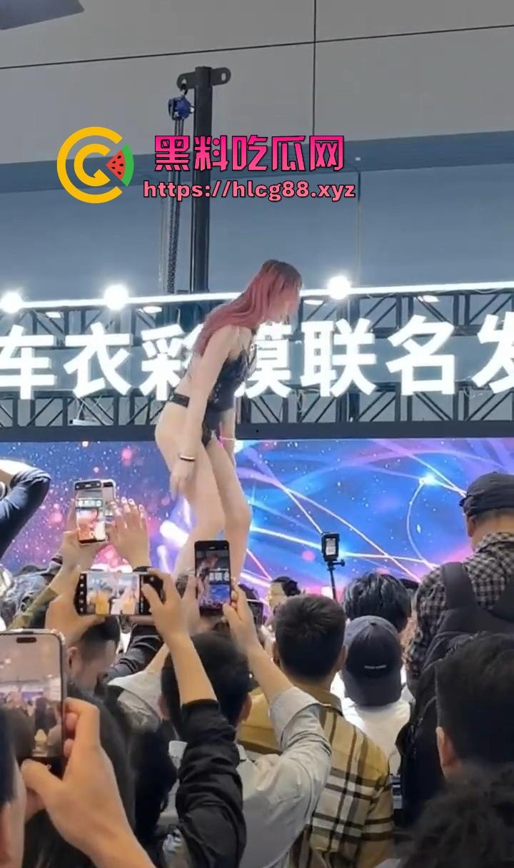 2025深圳改装车展淫窟炸街，车模骚蹄浪肉分叉，恶俗出圈鸡巴比车都硬，看车还是看人这是一个问题？-3