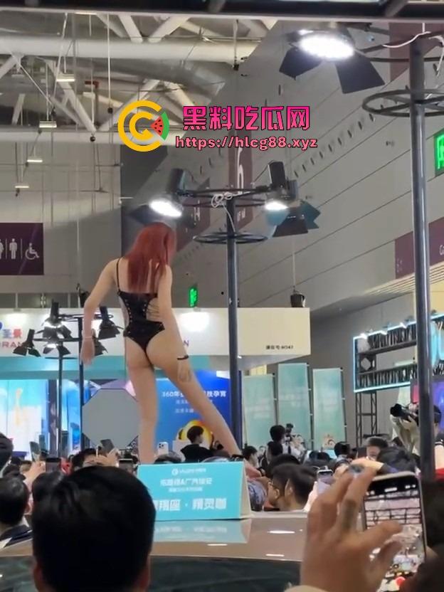 2025深圳改装车展淫窟炸街，车模骚蹄浪肉分叉，恶俗出圈鸡巴比车都硬，看车还是看人这是一个问题？-18