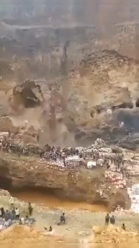 惊天摄魄！非洲刚果铜矿场坍塌惨剧：80人惨被活埋葬身矿场，挖掘机疯狂清尸，尸骨遍野！-2