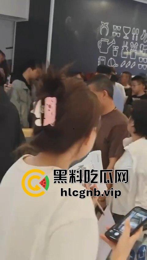 哈尔滨又又又出圈了！！哈西万达广场，一男子偷拍女生被抓！-4