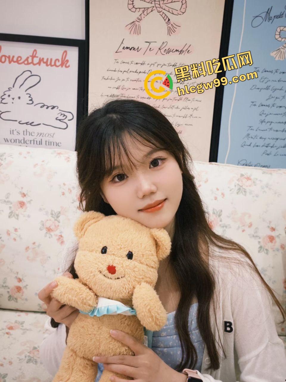 广西高校淫荡反差母狗【胡晓怡】饥渴难耐跑到男友宿舍做爱，当着舍友面直接卧床操逼！独家曝光流出！-1