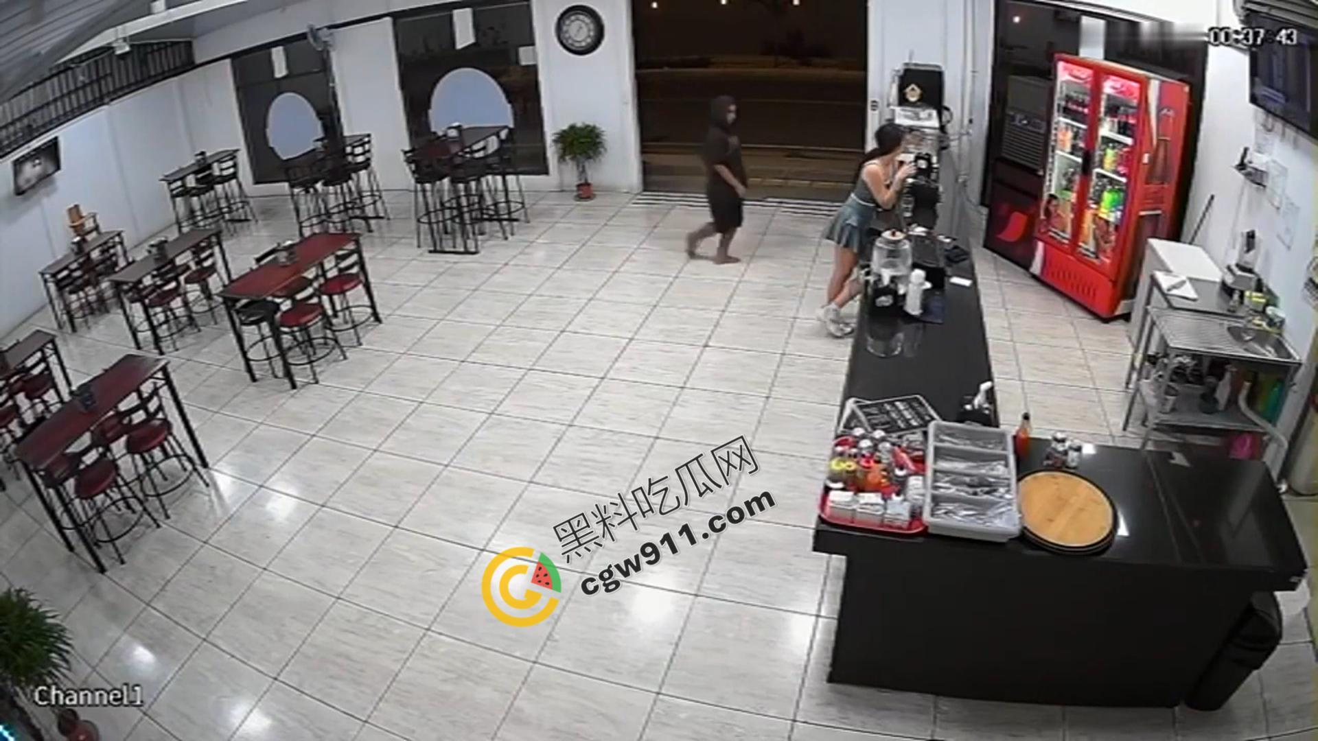 国外大瓜！女子英勇对决劫匪，一脚剪刀绝技霎时将歹徒制服，现场老板惊叹她的勇敢无双，瞬间成为了店内英雄！-2