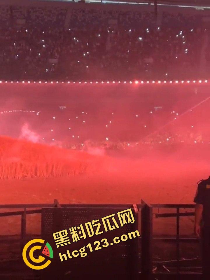 侃爷海口演唱会引爆全场！潮人汇聚齐喊Fuck adidas，Rapper孩子王化身灵长类猴子拥抱侃爷！-9