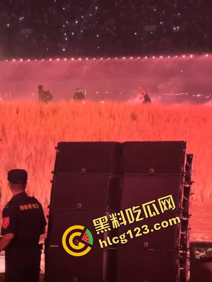 侃爷海口演唱会引爆全场！潮人汇聚齐喊Fuck adidas，Rapper孩子王化身灵长类猴子拥抱侃爷！-11