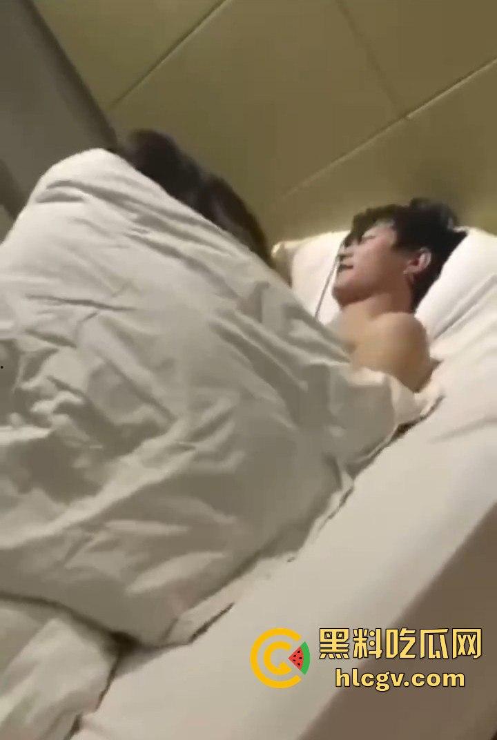 拼多多众筹给兄弟叫鸡,标间5人围观!鸡被搞得尴尬盖被子,兄弟们打牌听歌完全不尊重现场版AV!-1