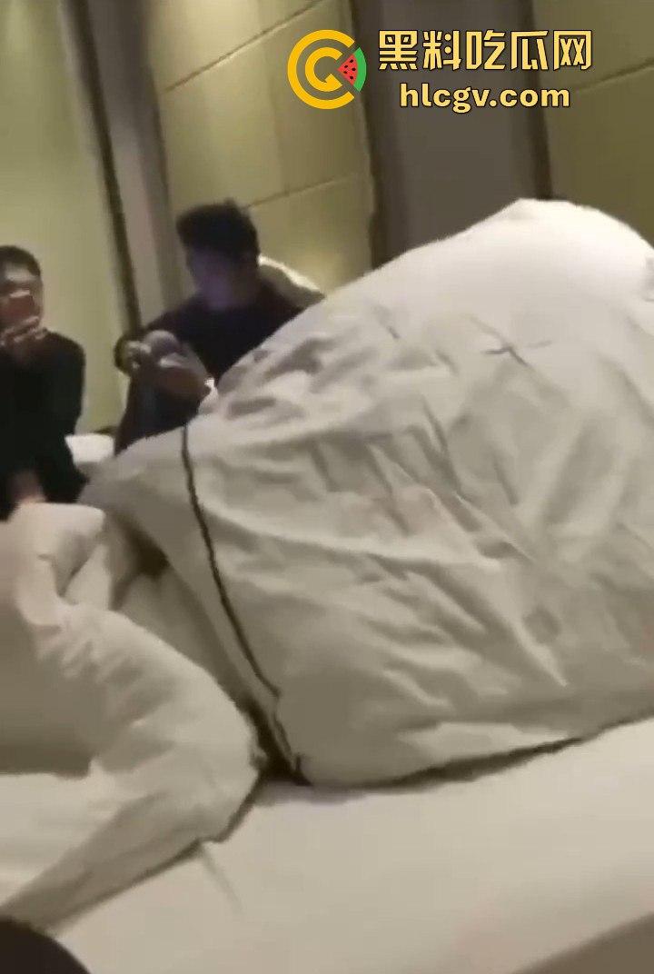 拼多多众筹给兄弟叫鸡,标间5人围观!鸡被搞得尴尬盖被子,兄弟们打牌听歌完全不尊重现场版AV!-2