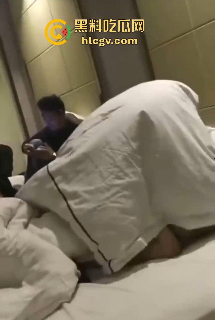 拼多多众筹给兄弟叫鸡,标间5人围观!鸡被搞得尴尬盖被子,兄弟们打牌听歌完全不尊重现场版AV!-6