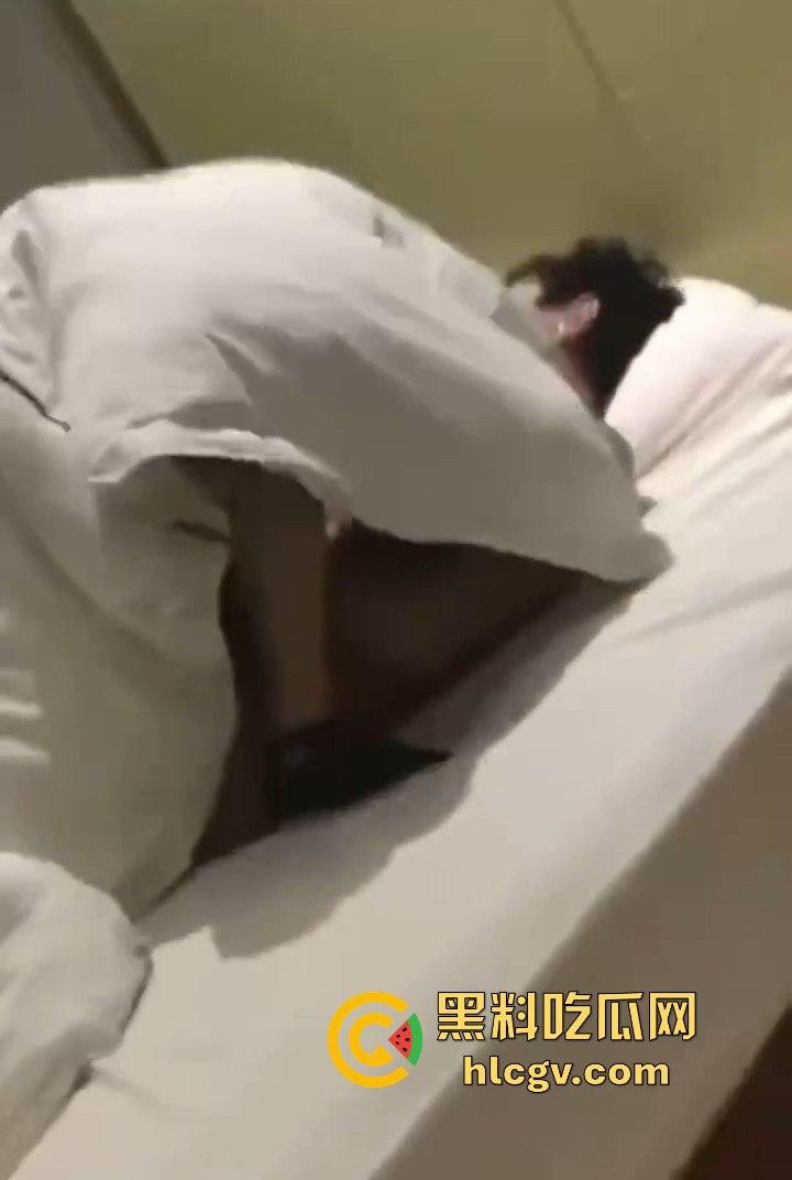 拼多多众筹给兄弟叫鸡,标间5人围观!鸡被搞得尴尬盖被子,兄弟们打牌听歌完全不尊重现场版AV!-7