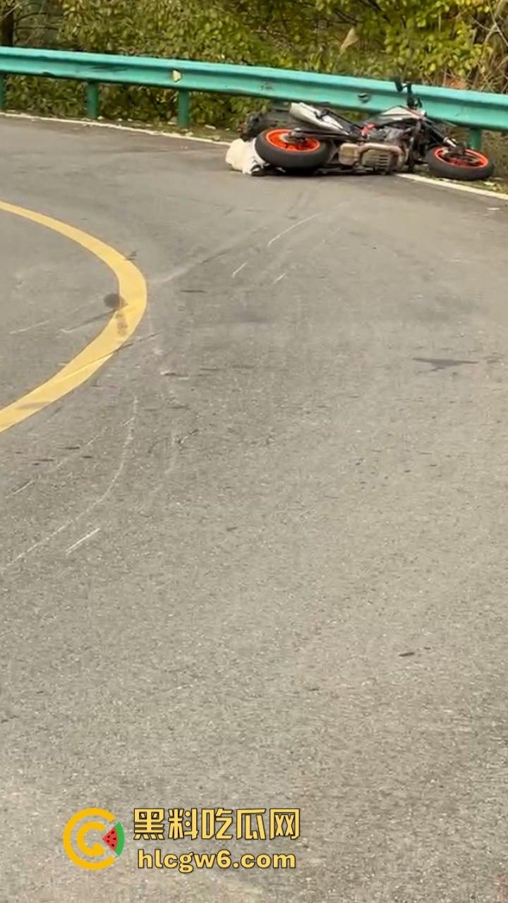 美图秀秀弱爆了 这才是真实磨皮！胖妹装逼压弯失控撞车  黑丝当场爆裂惨遭磨皮 大腿血肉模糊 真是悲惨又丢人！-2