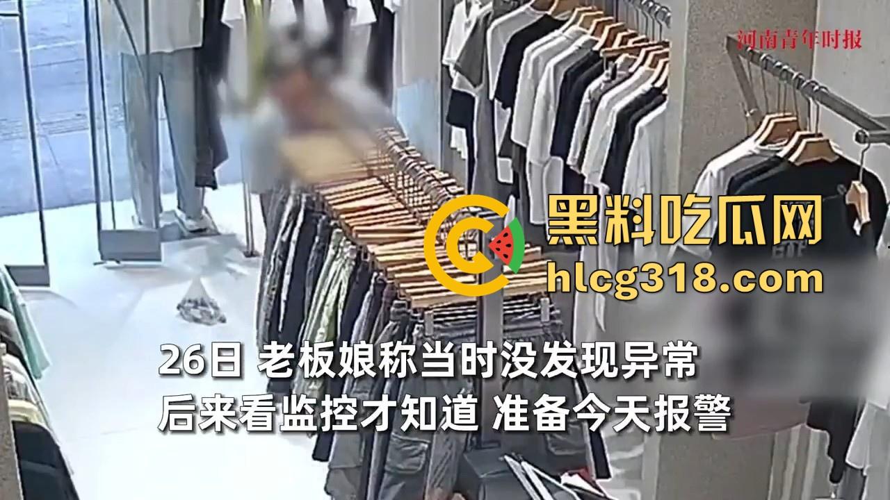 四川资阳一男子爬进服装店自慰,对着地板裸漏鸡巴摩擦,这是什么奇葩操作憋太久了?-8