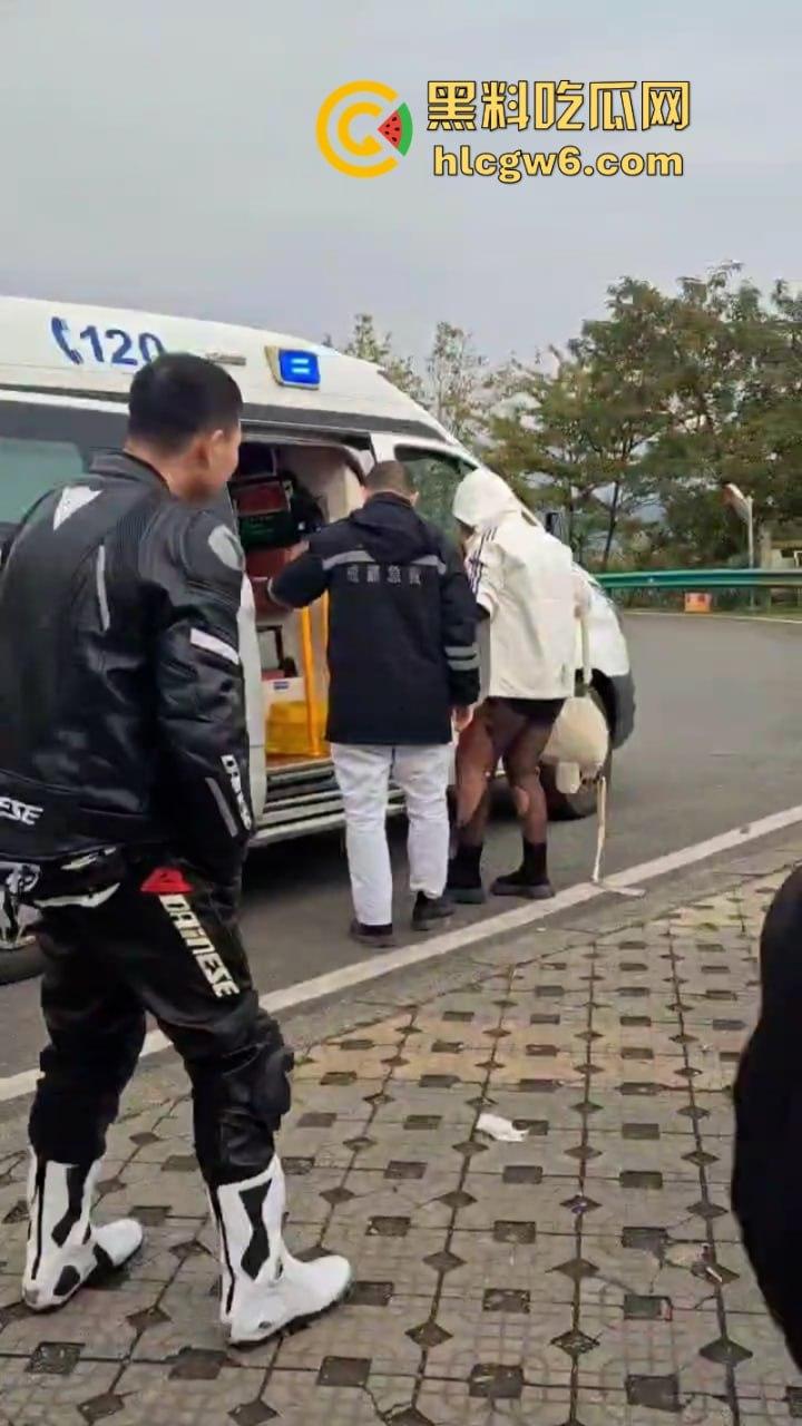 美图秀秀弱爆了 这才是真实磨皮！胖妹装逼压弯失控撞车  黑丝当场爆裂惨遭磨皮 大腿血肉模糊 真是悲惨又丢人！-7