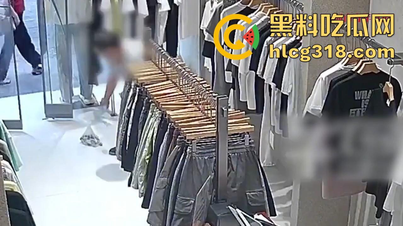 四川资阳一男子爬进服装店自慰,对着地板裸漏鸡巴摩擦,这是什么奇葩操作憋太久了?-9