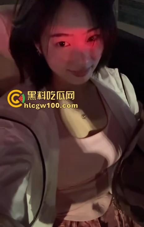 抖音短发反差婊【恶毒小姨】直播走光,忘记关摄像头全程换衣服视频流出,巨乳黑森林一览无遗!-8