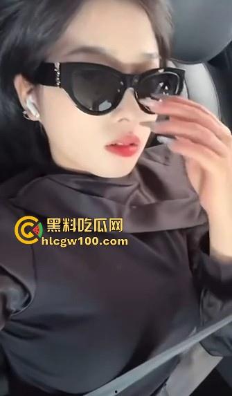 抖音短发反差婊【恶毒小姨】直播走光,忘记关摄像头全程换衣服视频流出,巨乳黑森林一览无遗!-9