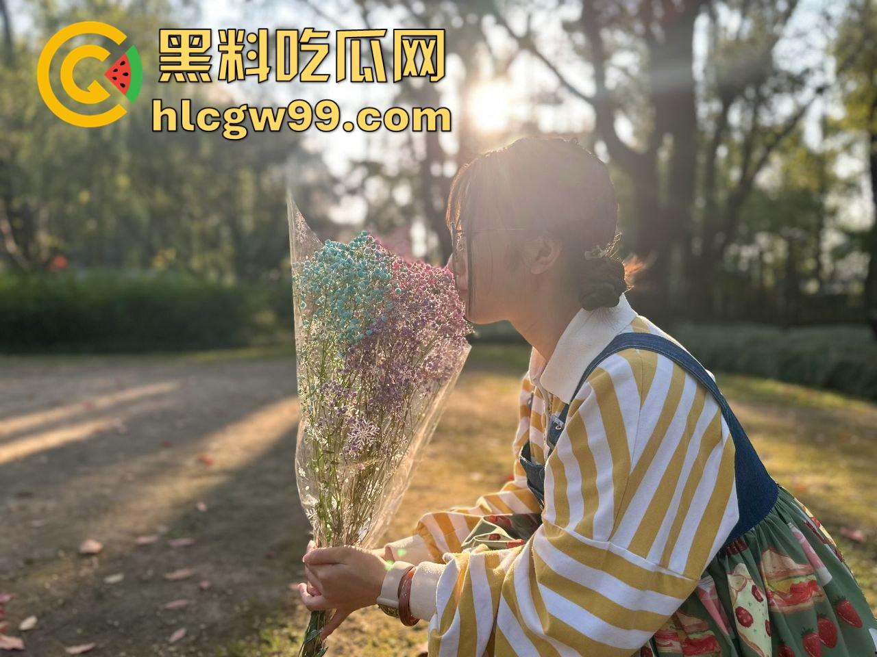 江西财经大学大二反差学妹【张莹莹】调教视频曝光，被巨屌金主调教成性奴 ，沉迷吃鸡无法自拔！-4