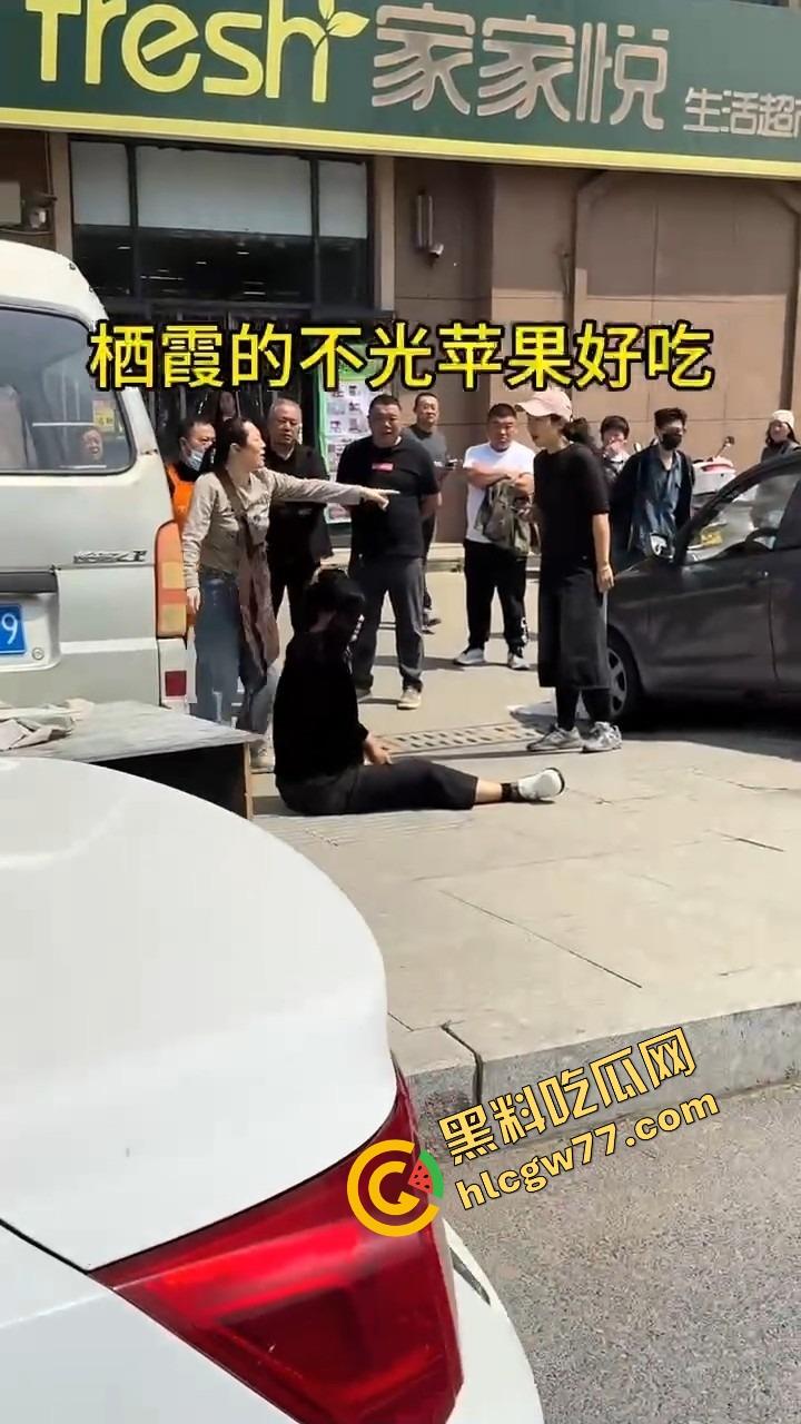 栖霞尚记甜品小三当街挑衅原配，奶茶没喝上，脸先被泼成奶盖，两女互撕扯头发狠撕逼！-3