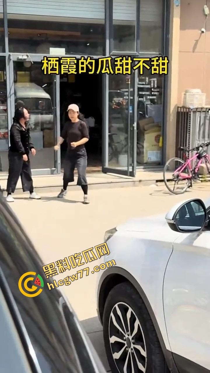 栖霞尚记甜品小三当街挑衅原配，奶茶没喝上，脸先被泼成奶盖，两女互撕扯头发狠撕逼！-8