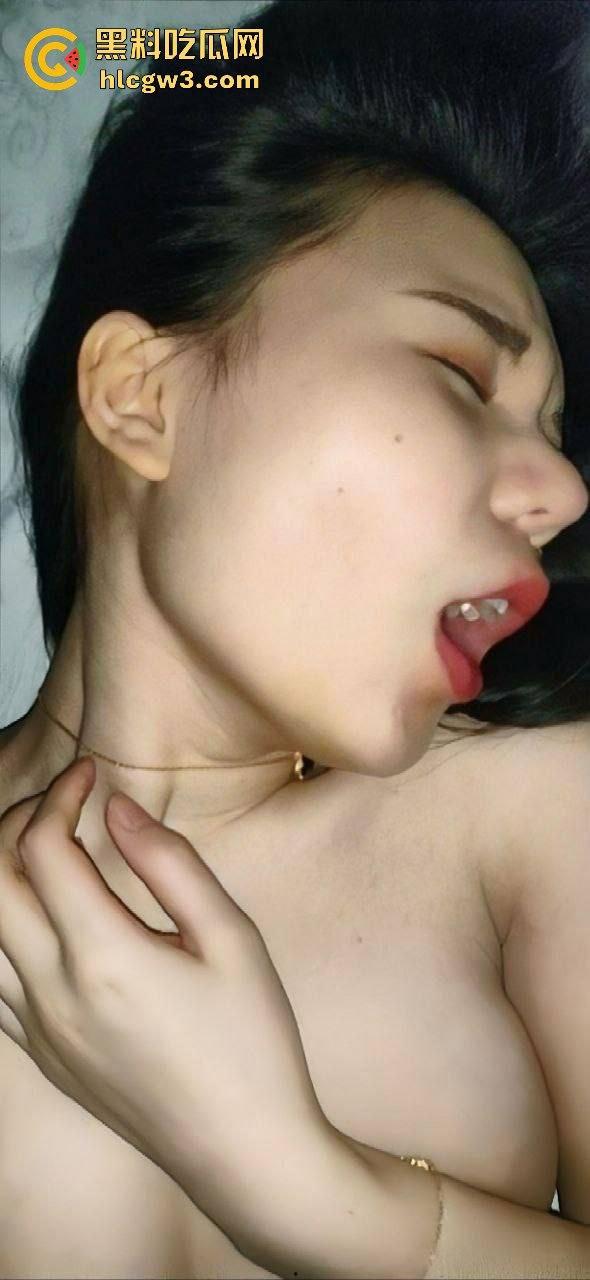 南丹火幕村KTV骚逼『 龙雨微 』少妇素颜还敢卖逼陪酒 骚逼被抠到泛滥 这年头陪酒小妹太不容易！-10