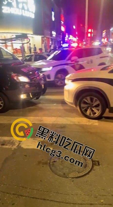 山东青岛周六福金店惊险抢劫案!十分钟内特警到场,这年头还有人敢动金店?-4