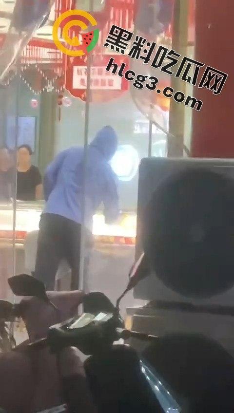 山东青岛周六福金店惊险抢劫案!十分钟内特警到场,这年头还有人敢动金店?-11