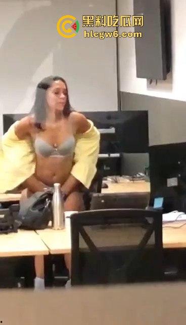 自由美利坚警察牛得飞起 纽约警局偷情打炮不遮掩 办公室直接脱衣大战 这是警局还是OF拍摄棚?-9