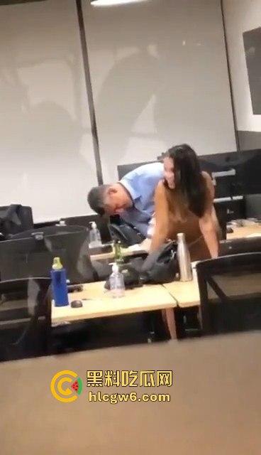 自由美利坚警察牛得飞起 纽约警局偷情打炮不遮掩 办公室直接脱衣大战 这是警局还是OF拍摄棚?-10