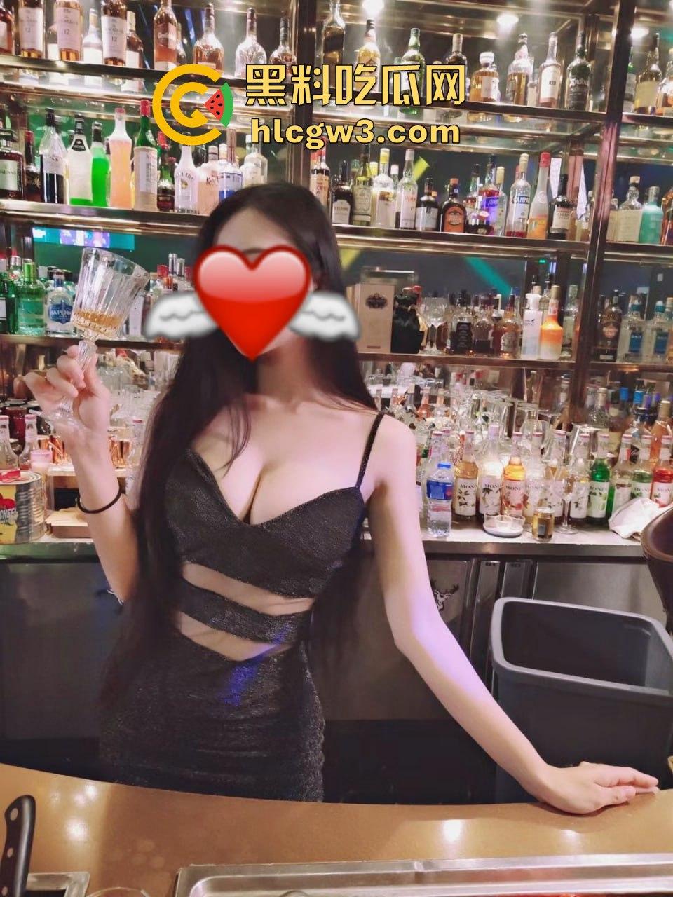 上海网黄『小喵呜』绿帽骚戏曝光 3P狂欢被肥胖男调教成免费肉便器 大鸡吧抽脸塞嘴 小脸肿成猪头喉咙快捅穿！-10