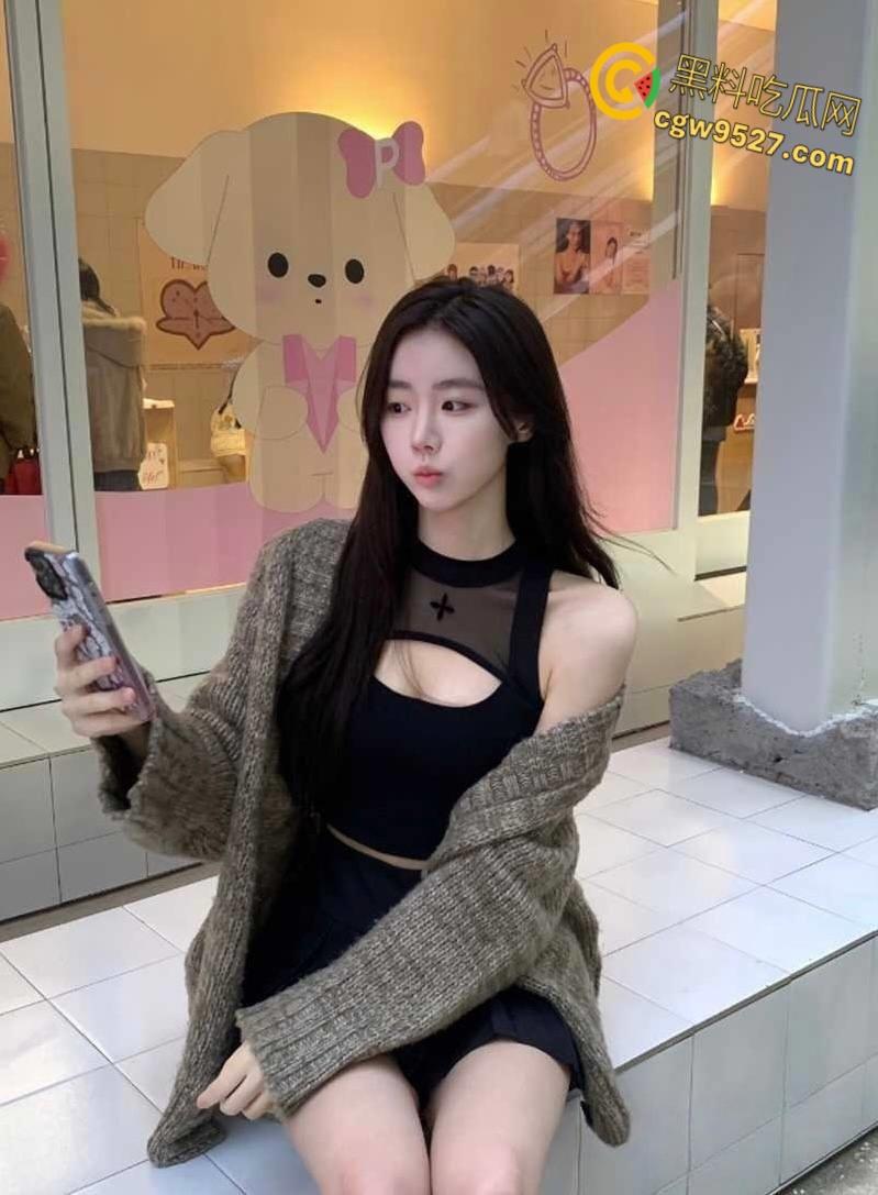 中国石油大学【董佳瑶】，背着男友偷情金主，中间消失跑路遭曝光，穿上制服被金主无套抽插！-3