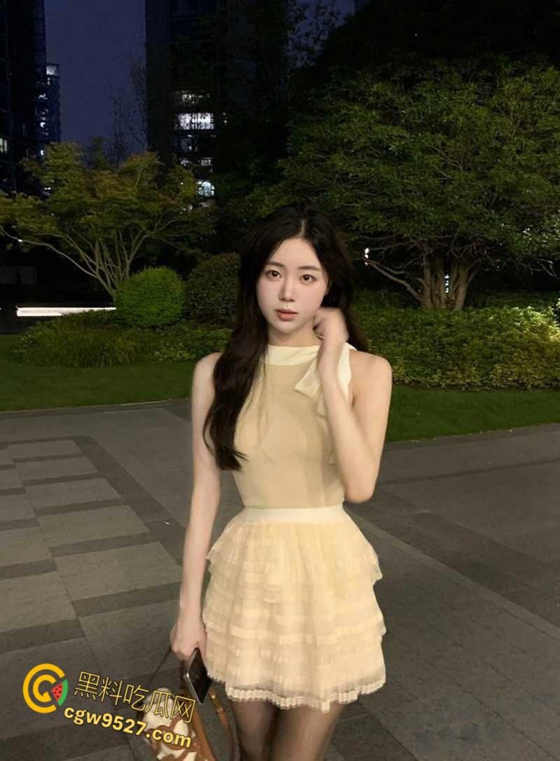 中国石油大学【董佳瑶】，背着男友偷情金主，中间消失跑路遭曝光，穿上制服被金主无套抽插！-4