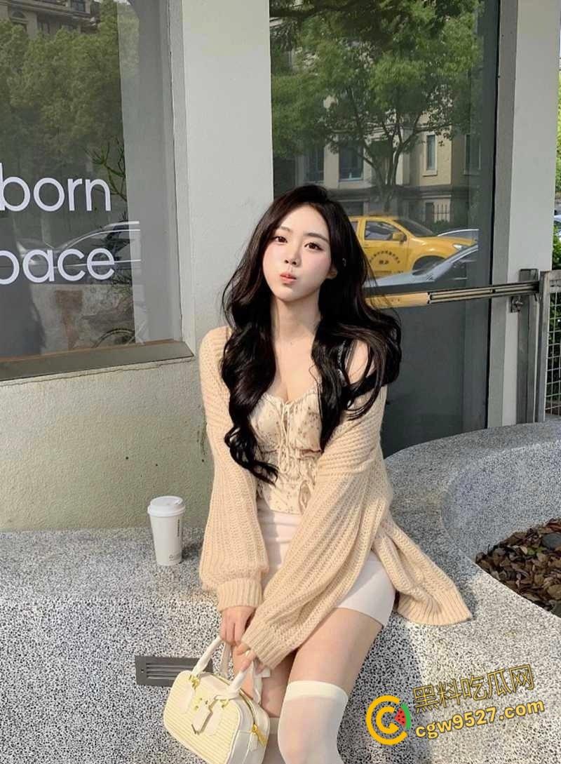 中国石油大学【董佳瑶】，背着男友偷情金主，中间消失跑路遭曝光，穿上制服被金主无套抽插！-5