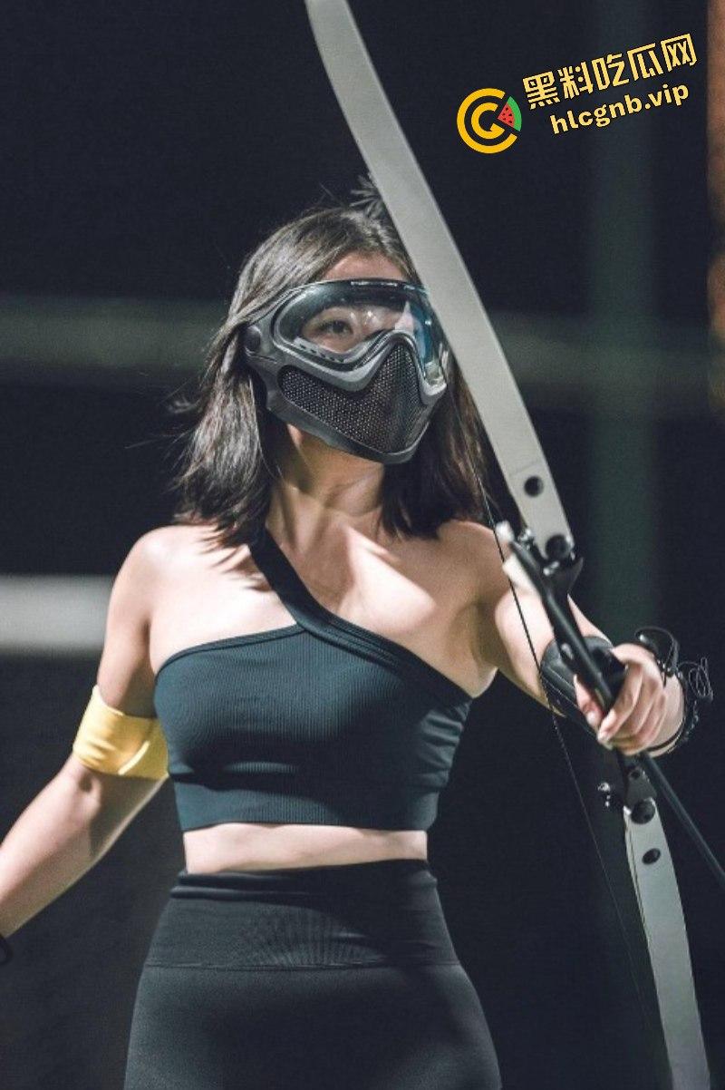 又见新“运动媛”引争议:明为射箭 实钓鱼?-1