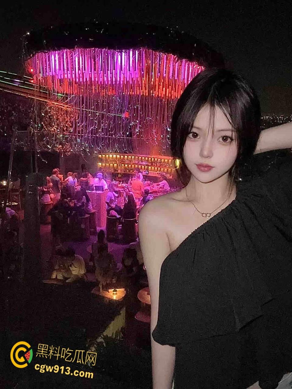 清纯女大学生【刘亦蕾】，粉嫩白虎翘臀69，侧入巨乳疯狂甩动尖叫连连，人间尤物中国卡戴珊 ！-1