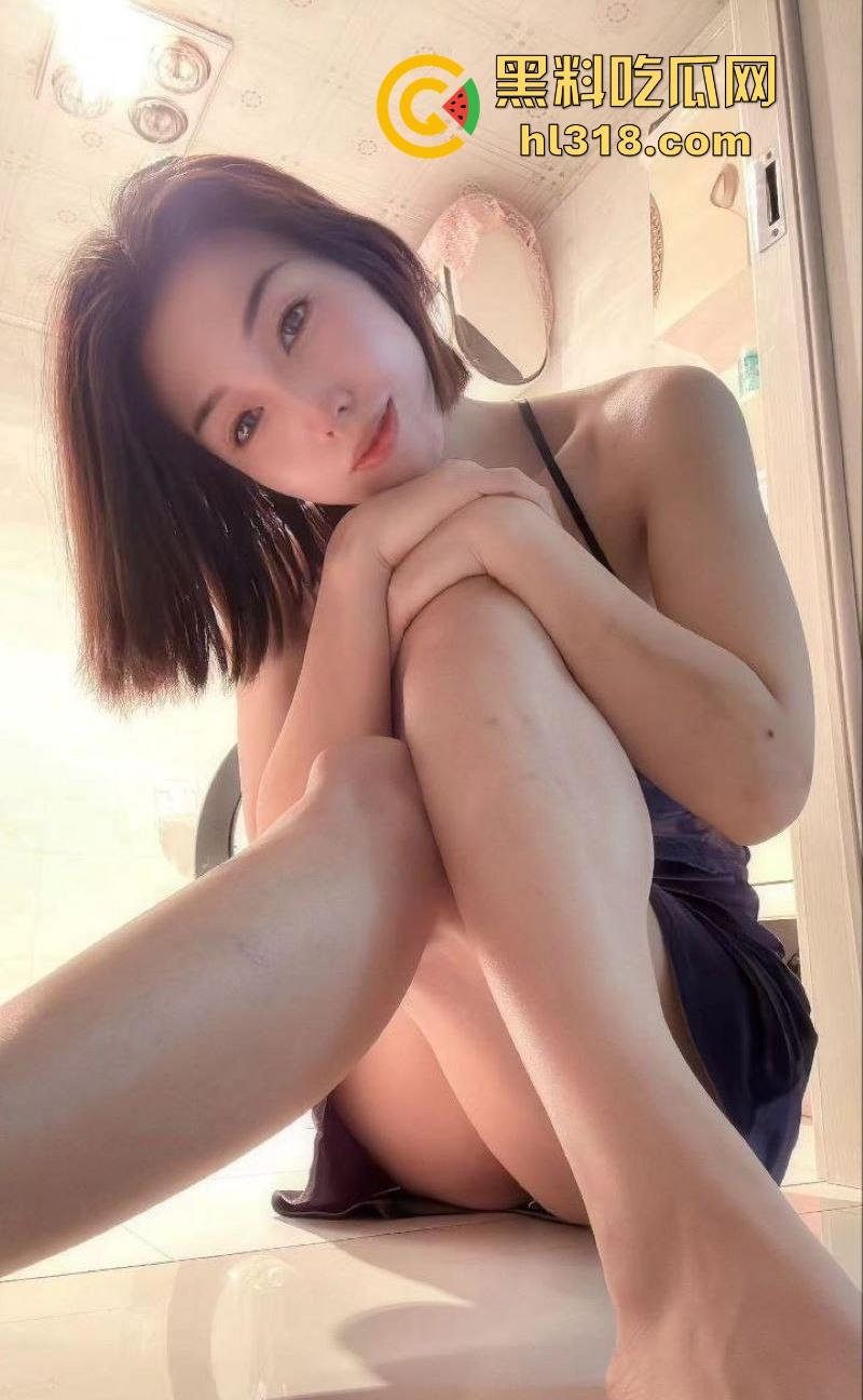 黑龙江鹤岗小学语文老师【李瑶】不雅视频曝光，清纯教师私下骚浪反差，居家裸聊自慰尺度惊人 ！-1