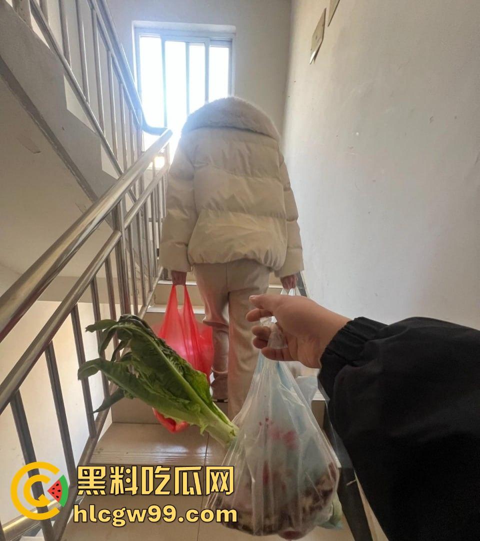 和美女妹妹同居的刺激生活，买完菜还没开始做，就在厨房把她操到腿软，水刚开小骚穴就湿透了！-1