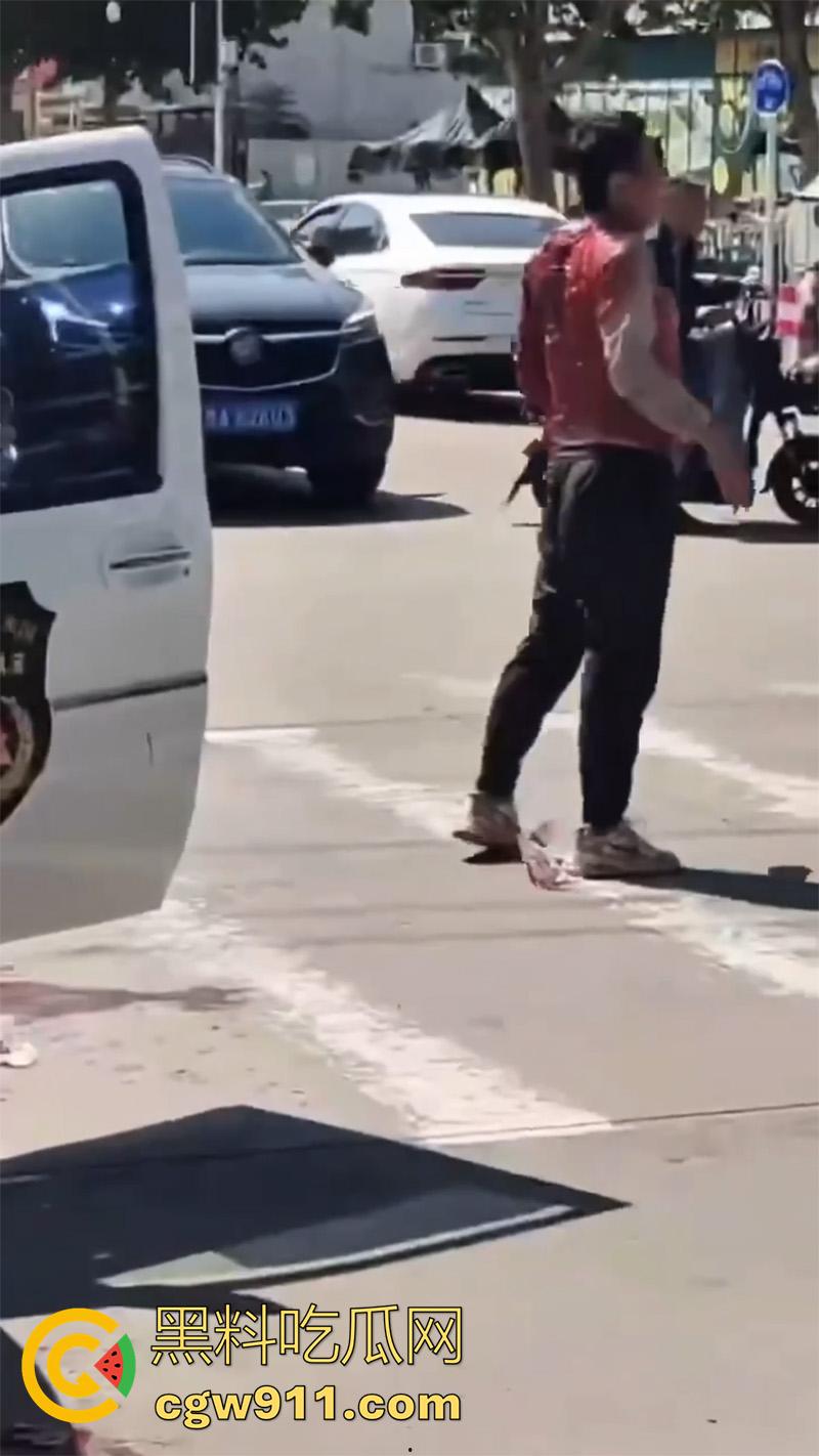 山东泰安五马市场附近,一名小贩与城管发生冲突,被城管欺负愤愤不平,随后在城管车前自刎。-1