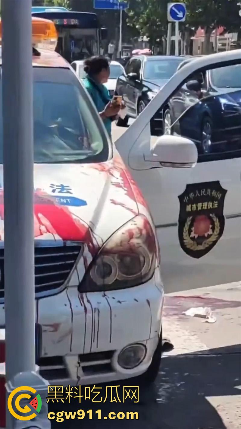 山东泰安五马市场附近,一名小贩与城管发生冲突,被城管欺负愤愤不平,随后在城管车前自刎。-2