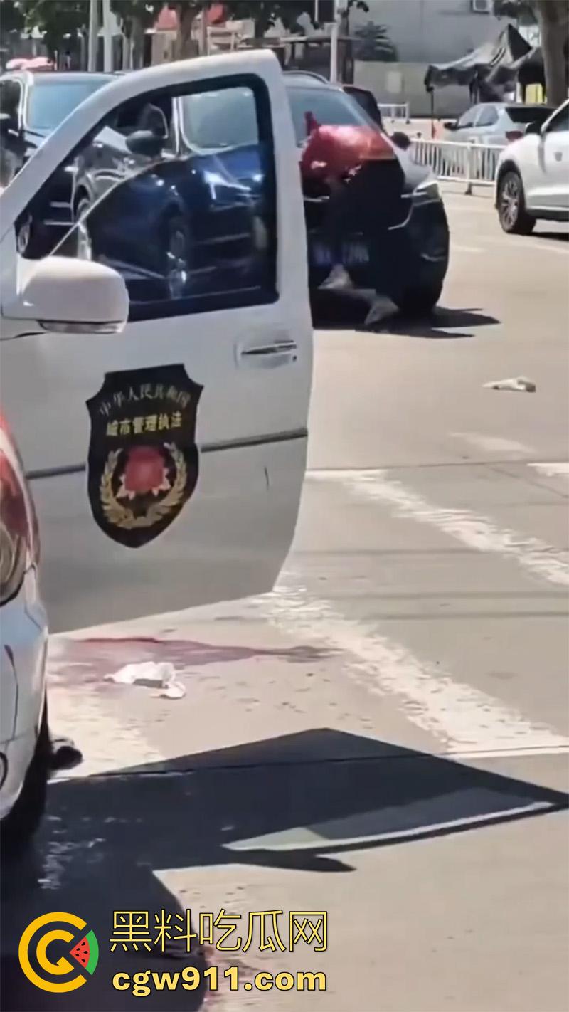 山东泰安五马市场附近,一名小贩与城管发生冲突,被城管欺负愤愤不平,随后在城管车前自刎。-3