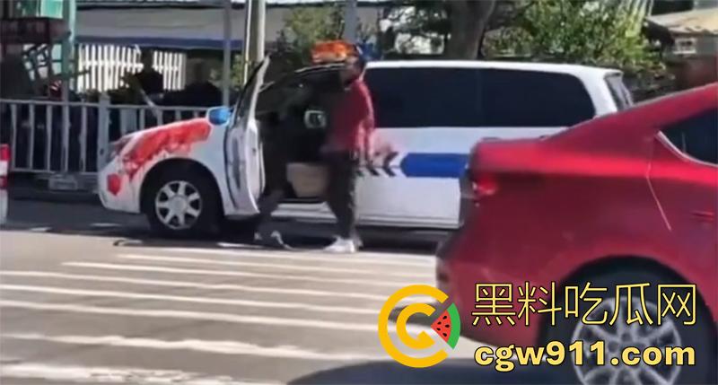 山东泰安五马市场附近,一名小贩与城管发生冲突,被城管欺负愤愤不平,随后在城管车前自刎。-4