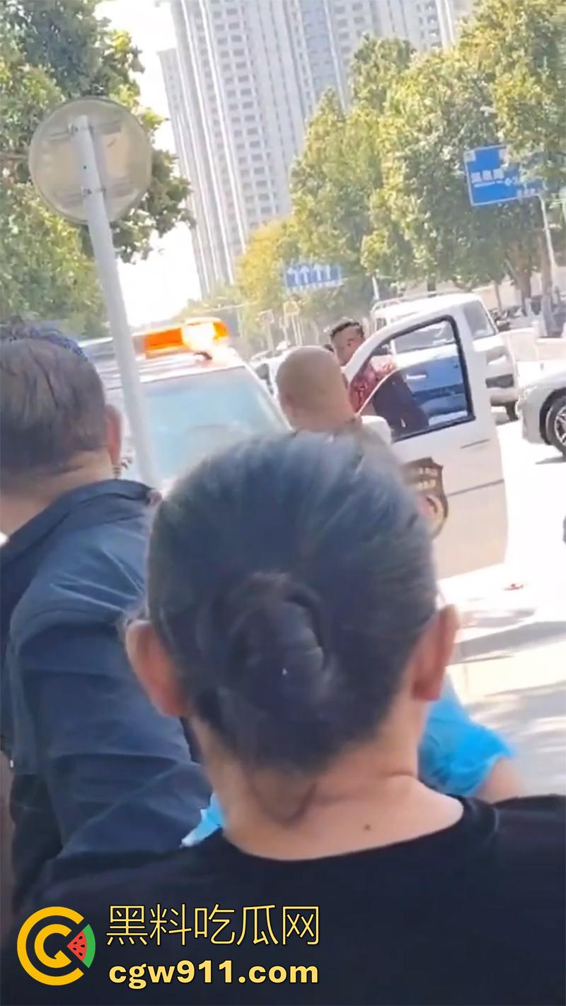 山东泰安五马市场附近,一名小贩与城管发生冲突,被城管欺负愤愤不平,随后在城管车前自刎。-7