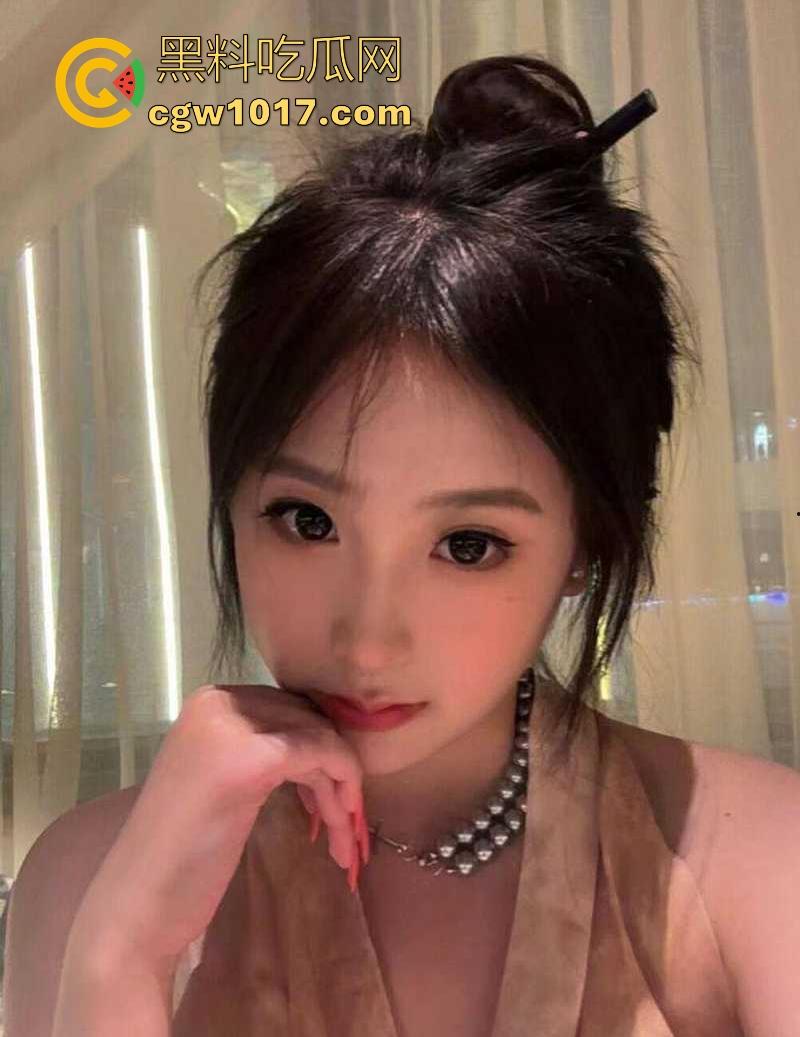 玩陌陌约炮重庆小美，颜值堪比幼版杨幂，私下穿JK黑丝约炮后入，舔蛋撸管榨精，花活做爱！-1