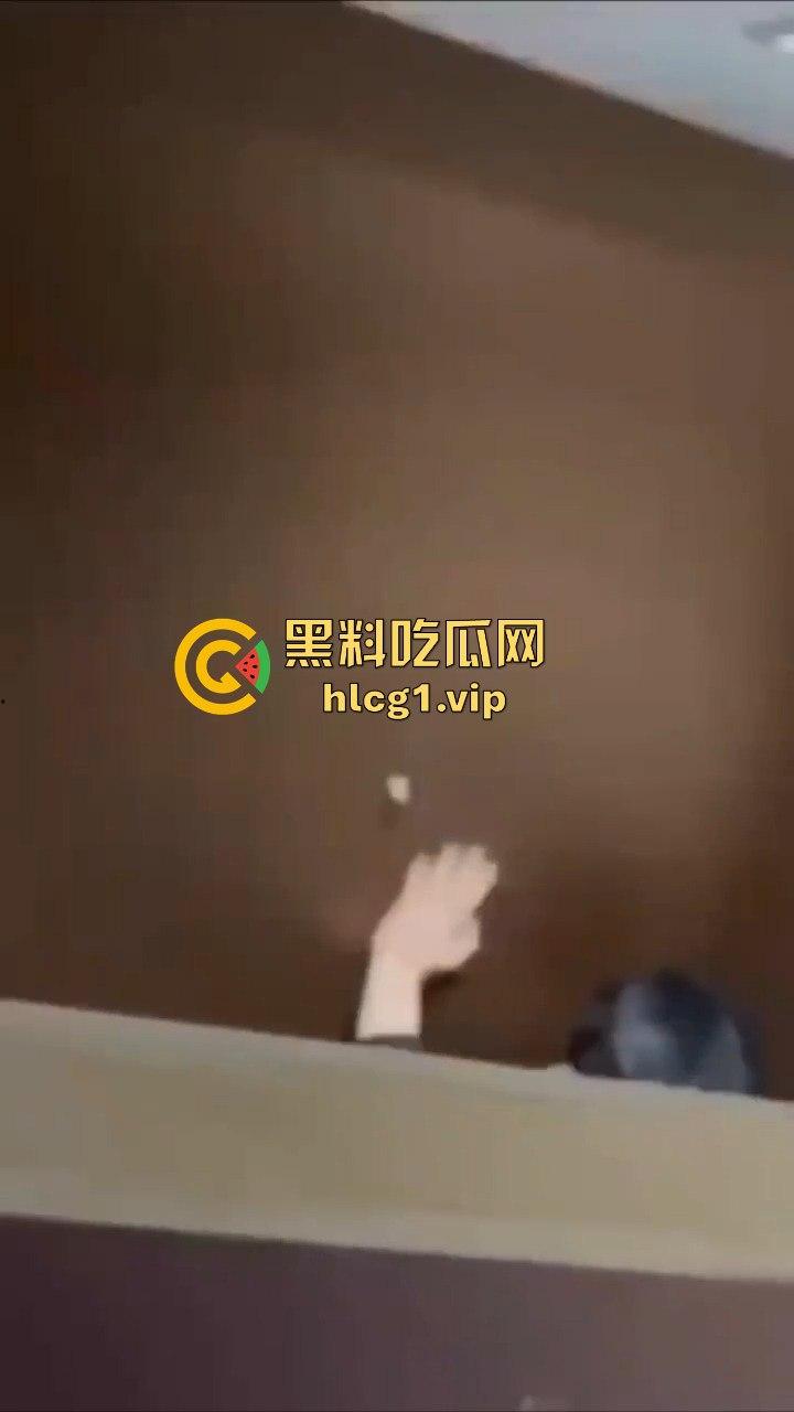 成都男同厕所激情上演热吻还玩壁咚，偷拍者吓出一身冷汗!-4