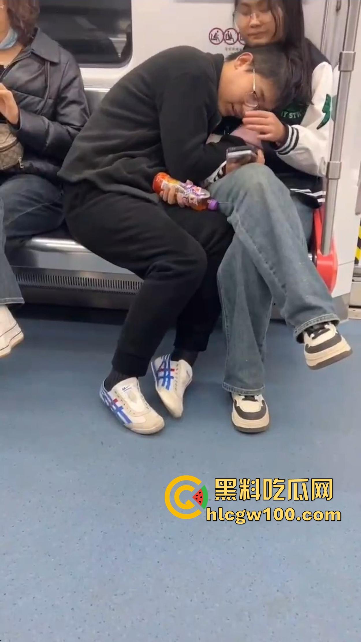 南京地铁上演活春宫,小情侣车厢摸奶上头,手伸进衣服揉得起劲,差点拖裤直接开干,你们是有多饥渴?-1