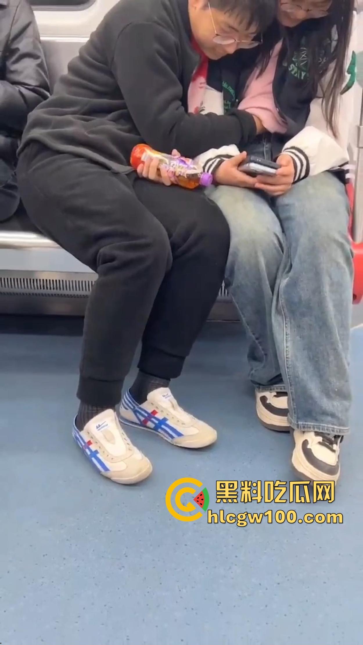 南京地铁上演活春宫,小情侣车厢摸奶上头,手伸进衣服揉得起劲,差点拖裤直接开干,你们是有多饥渴?-4