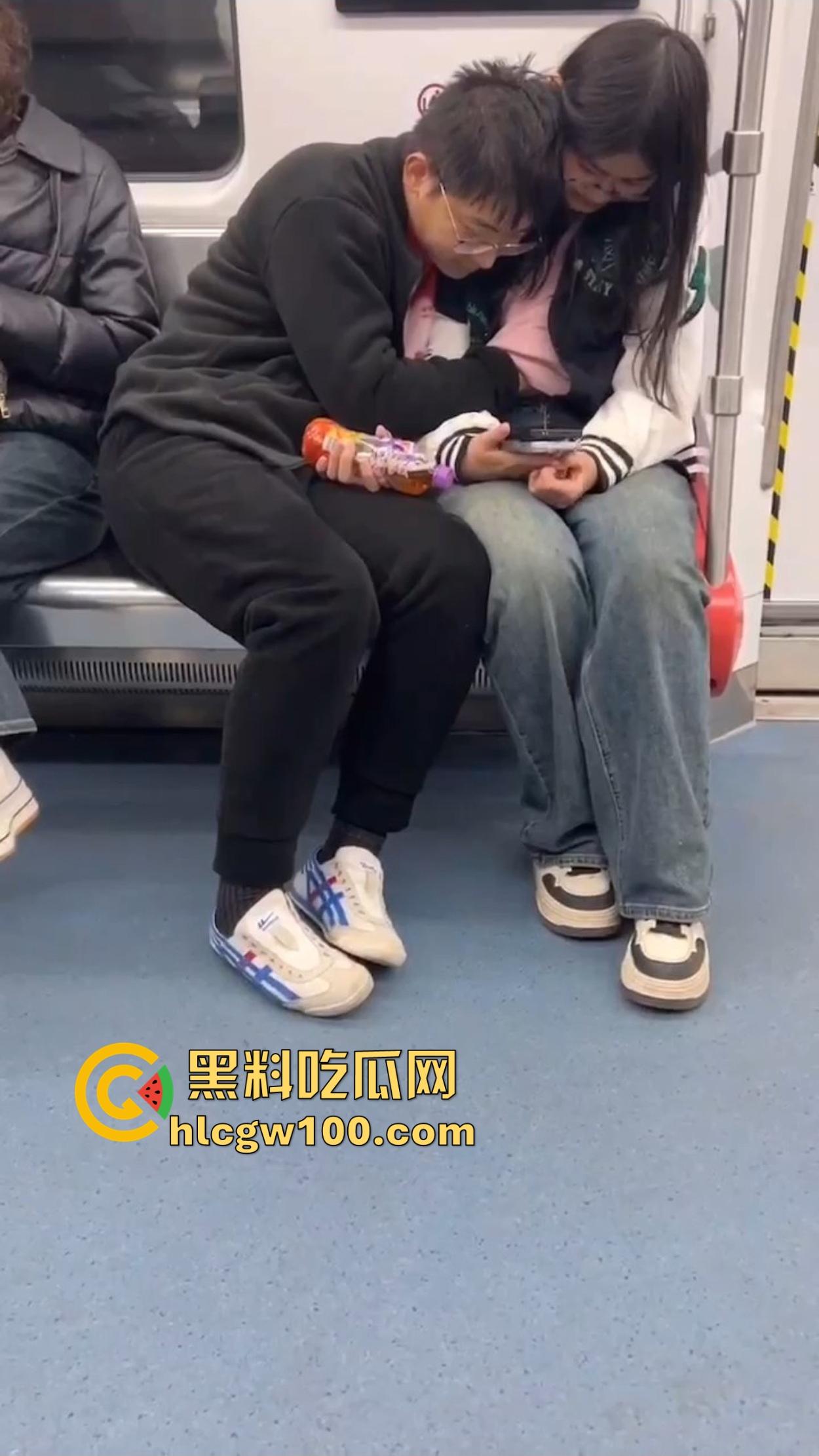 南京地铁上演活春宫,小情侣车厢摸奶上头,手伸进衣服揉得起劲,差点拖裤直接开干,你们是有多饥渴?-6