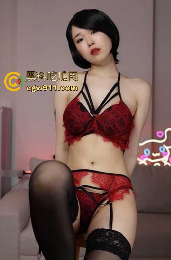 海外性感福利姬【MeriolChan】最新大尺度私拍曝光,短发少妇性感黑丝,秀肉感美腿自慰,让你看个爽!-5