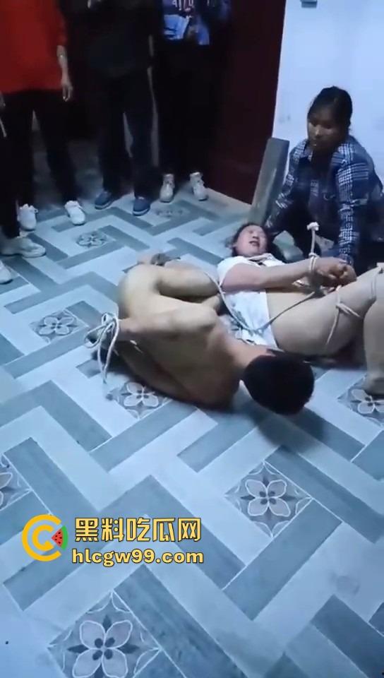 广西捉奸牛逼炸裂，抓奸直接把人绑一起，这是要浸猪笼还是咋滴？这骚操作真是绝了！-9