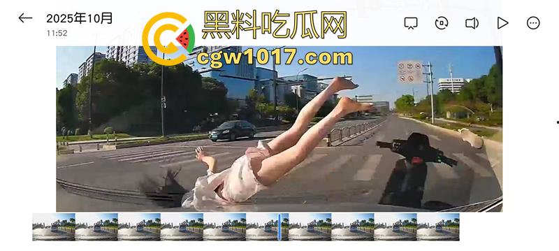 看个车祸竟然起反应了!极品长腿美女被撞飞,性感美腿展露无遗,美腿修长白嫩,这姿势也太优雅了!-1