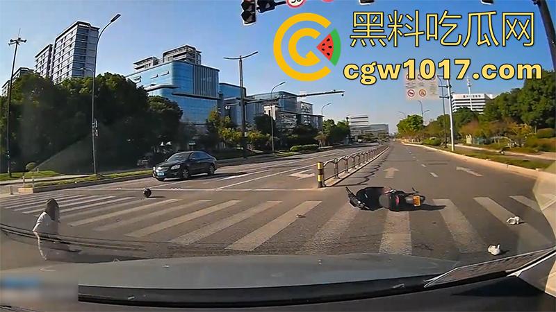 看个车祸竟然起反应了!极品长腿美女被撞飞,性感美腿展露无遗,美腿修长白嫩,这姿势也太优雅了!-5